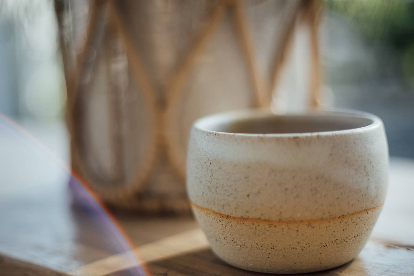 Àine & Co. Comfort Cup in Gealghrá (Tender Pure Love). A reusable ceramic candle cup featuring a speckled white colour.