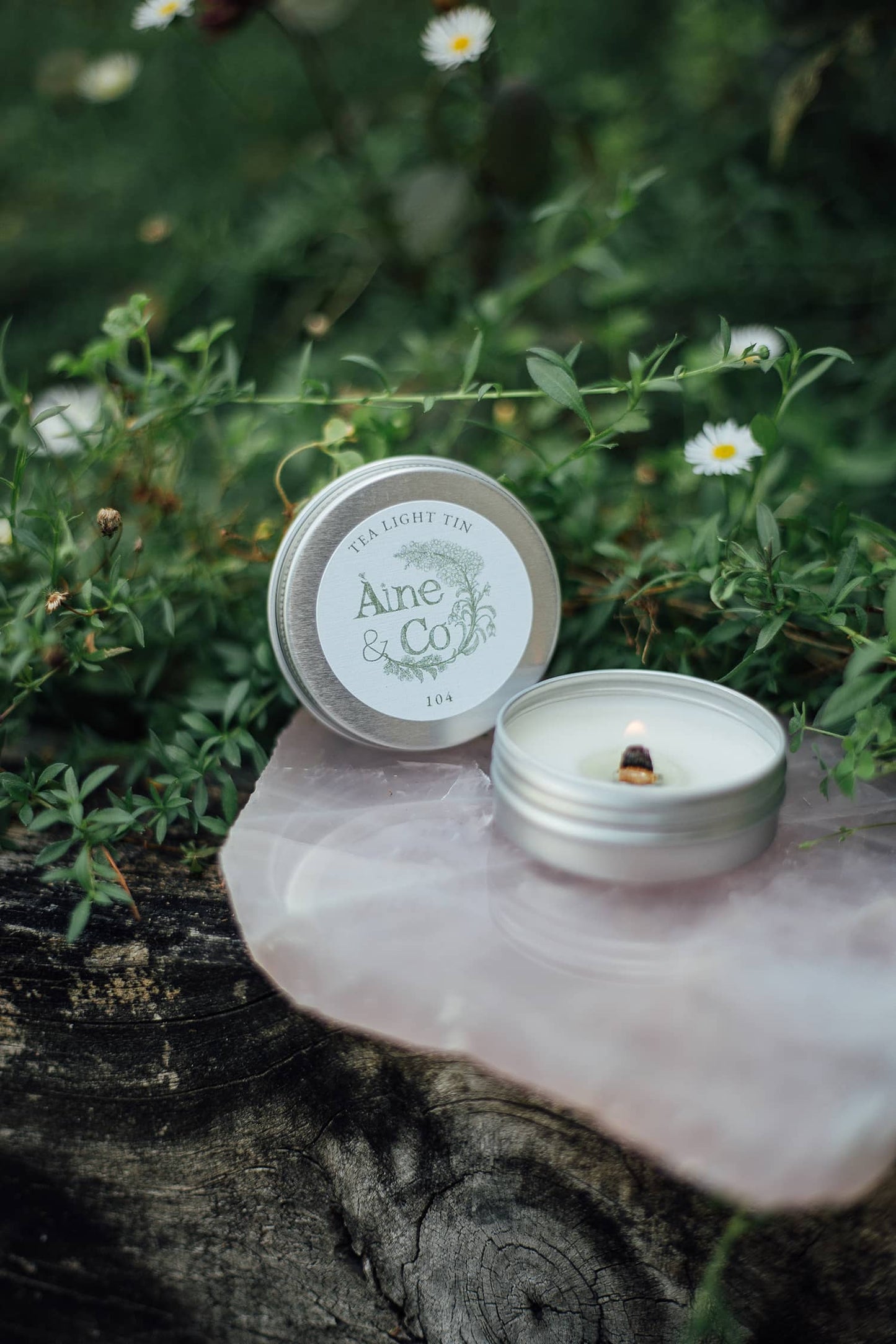 Àine & Co. Tea Light Tin with a wooden wick in scent 104