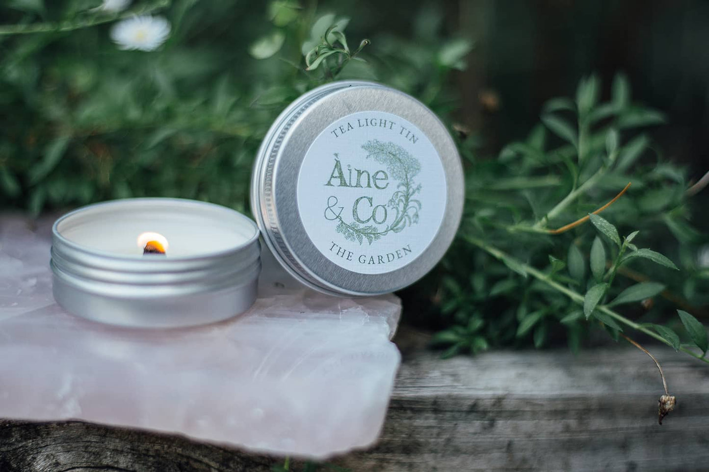 Àine & Co. Tea Light Tin with a wooden wick in scent The Garden