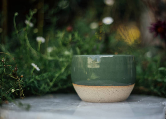 Àine & Co. Comfort Candle Cup in Fathliá (Healer). A reusable ceramic candle cup featuring a deep green colour.
