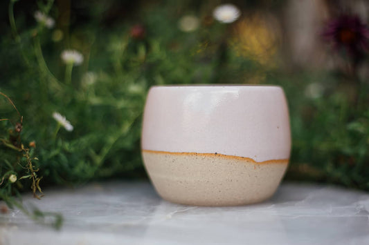 Àine & Co. Comfort Candle Cup in Flós (Flower). A reusable ceramic candle cup featuring a pale pink colour.