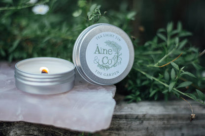 Àine & Co. Tea Light Tin with a wooden wick in scent The Garden